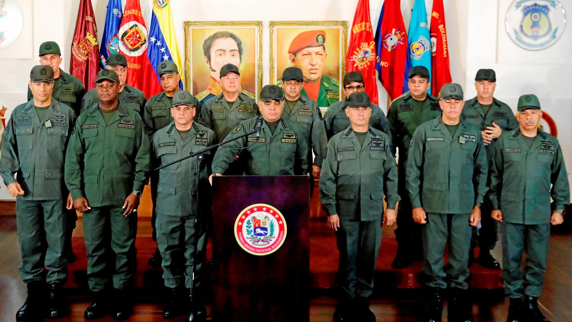 El ministro de Defensa venezolano, Vladimir Padrino, rodeado de la Junta de Estado Mayor, ayer en Caracas