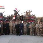 El primer ministro iraquí Haidar al Abadi, en el centro, anuncia la victoria sobre el Estado Islámico en Mosuo.