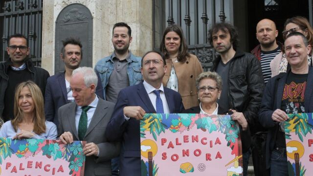 El alcalde de Palencia, Alfonso Polanco, junto a miembros de la organización del festival y del ayuntamiento /Brágimo/Ical