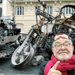 El autor, frente a varios vehículos quemados durante los últimos disturbios en París