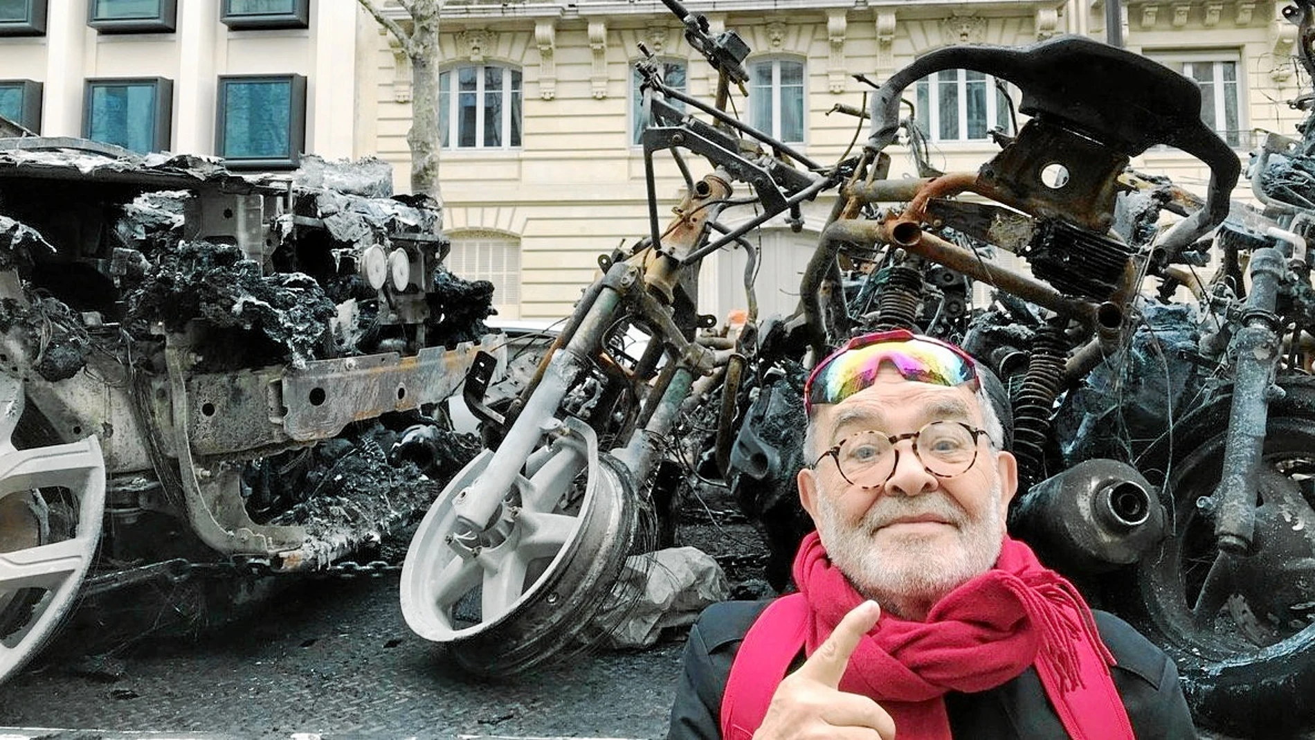 El autor, frente a varios vehículos quemados durante los últimos disturbios en París