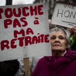 Miles de pensionistas franceses protestan en las calles de París. EFE/Ian Langsdon