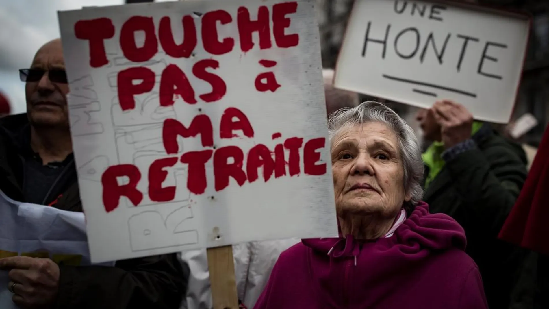 Miles de pensionistas franceses protestan en las calles de París. EFE/Ian Langsdon