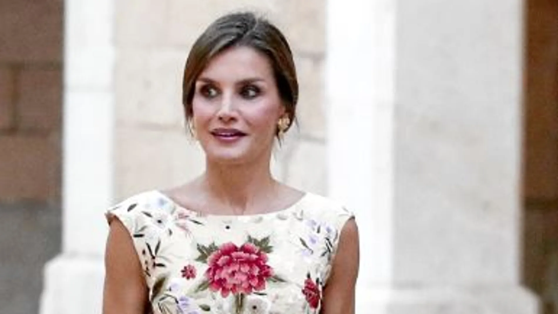 La Reina combinó el diseño de Duyos con sandalias y bolso de Magrit