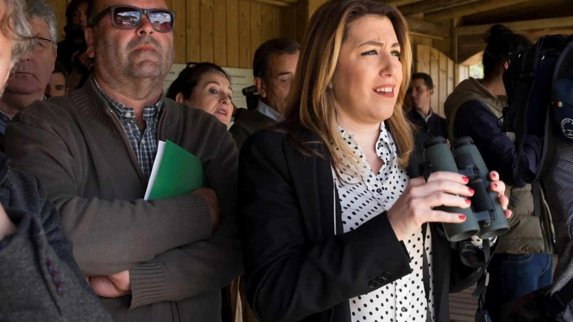 La presidenta de la Junta, Susana Díaz, con unos prismáticos en el centro de visitantes de El Acebuche en el espacio natural de Doñana, en Almonte