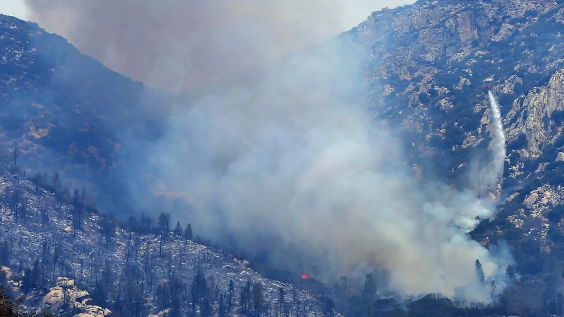 Un helicóptero trata de apagar las últimas llamas del incendio que afectaba a California desde el pasado 16 de agosto
