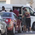 Familiares y vecinos en el domicilio de la joven fallecida