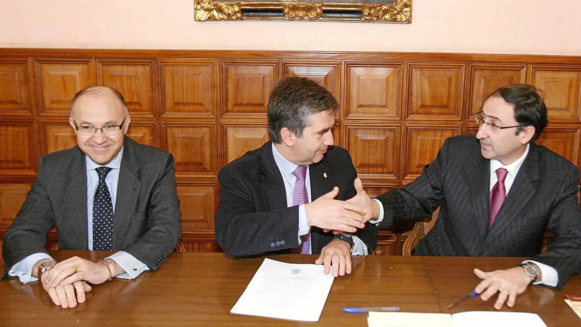 Firma del acuerdo entre Ignacio Cosidó y Alfonso Polanco, en presencia del delegado del Gobierno en Castilla y León, Ramiro Ruiz Medrano