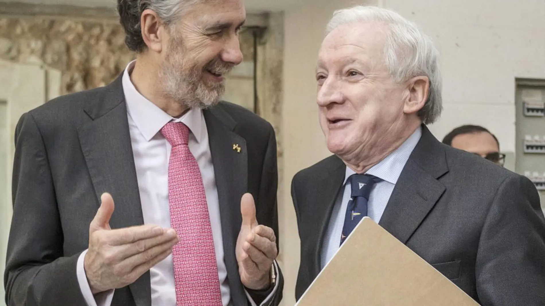 El vicepresidente de la Fundación del VIII Centenario de la Catedral de Burgos, Antonio Miguel Méndez Pozo, y el rector de la UBU, Manuel Pérez Mateos, presentan el proyecto / Ricardo Ordóñez/Ical