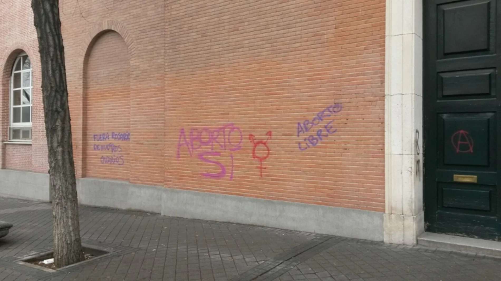 Pintadas a favor del aborto libre en la iglesia del Espíritu Santo de Madrid/Foto: Archidiócesis de Madrid