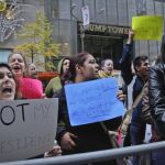 Protesta frente a la Torre Trump en Nueva York contra el triunfo de Donald Trump como presidente de los Estados Unidos