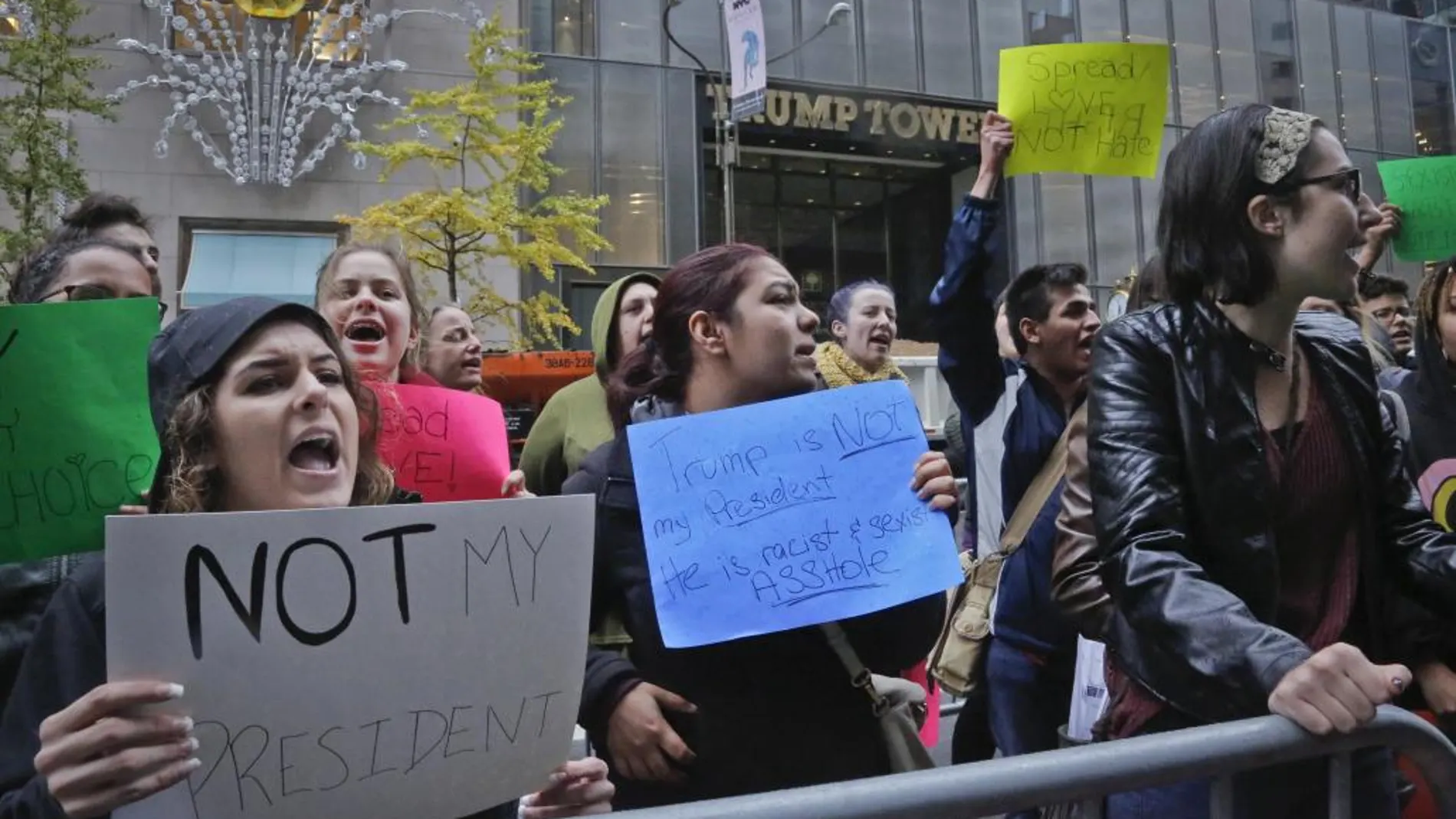 Protesta frente a la Torre Trump en Nueva York contra el triunfo de Donald Trump como presidente de los Estados Unidos