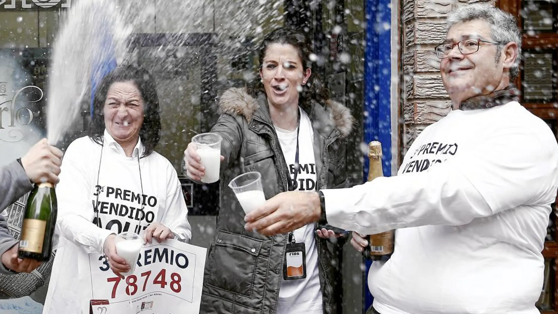 Los dueños de la administración de loterías de San Adrián, en Navarra, repartieron ayer más de 80 millones de euros en premios