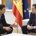 El presidente del Gobierno, Mariano Rajoy (d), y el secretario general del PSOE, Pedro Sánchez (i), se han reunido hoy en el Palacio de la Moncloa