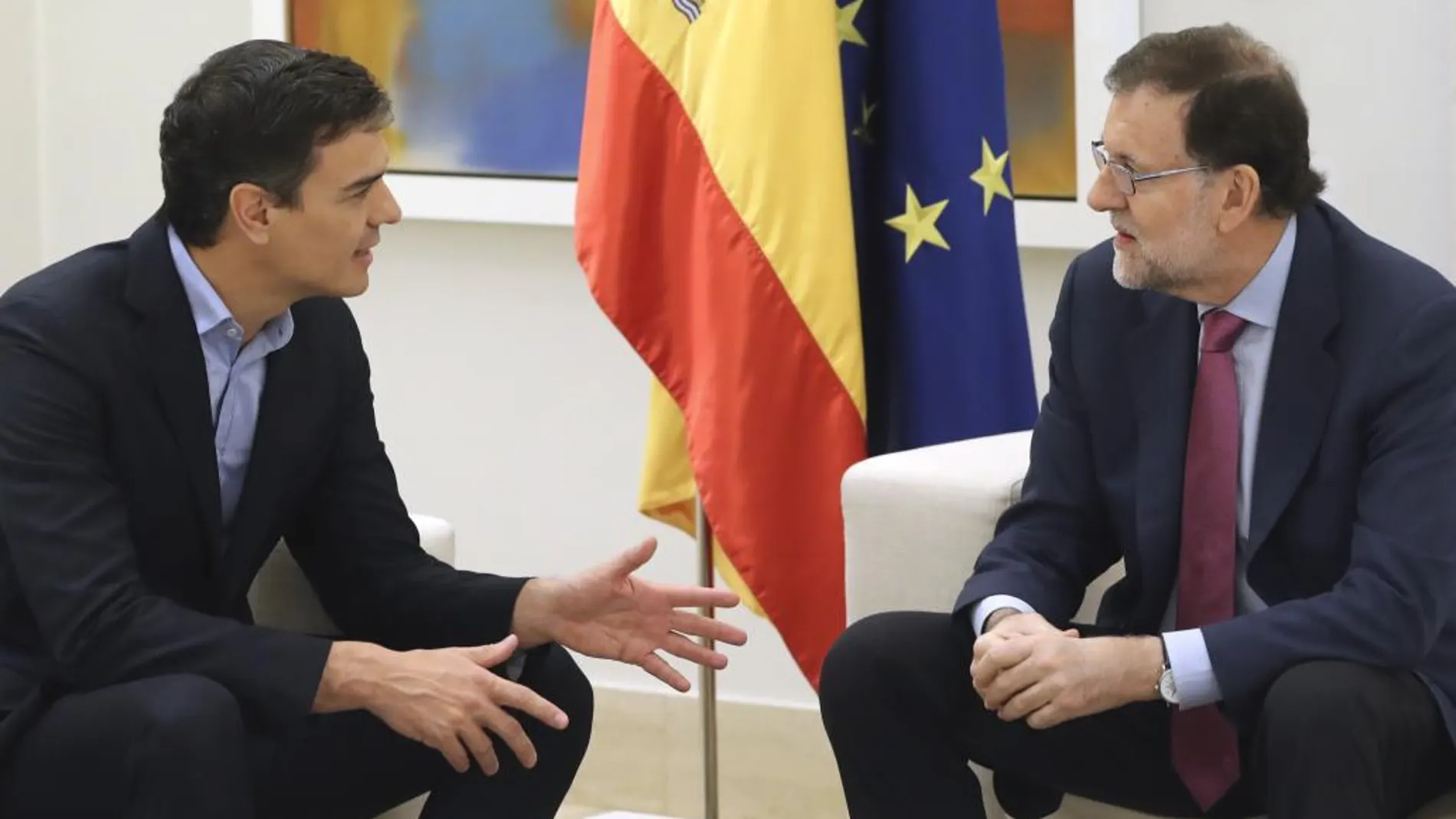 El presidente del Gobierno, Mariano Rajoy (d), y el secretario general del PSOE, Pedro Sánchez (i), se han reunido hoy en el Palacio de la Moncloa