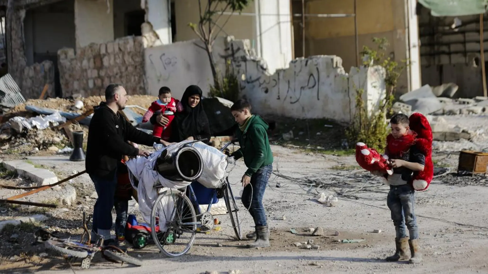 Una familia siria que huyó de Alepo el mes pasado regresa a su barrio
