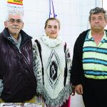 Carmen Carnero, supervisora del piso de acogida, posa junto a Luis y Enrique.