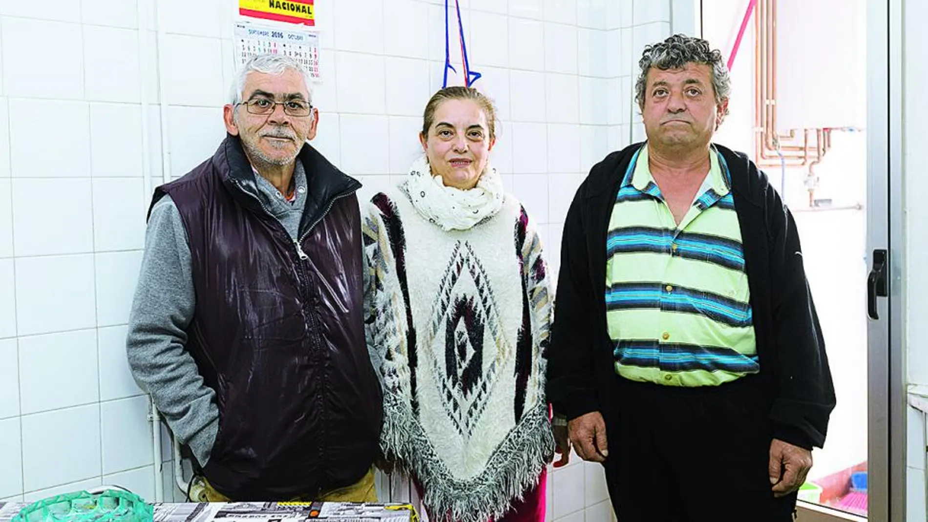 Carmen Carnero, supervisora del piso de acogida, posa junto a Luis y Enrique.