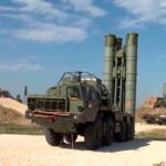Una batería de de misiles S-400 a su llegada a la base aérea de Hmeymim a las afueras de Latakia (Siria).