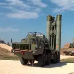 Una batería de de misiles S-400 a su llegada a la base aérea de Hmeymim a las afueras de Latakia (Siria).