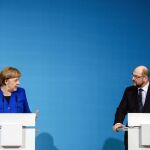 Angela Merkel y el líder socialdemócrata, Martin Schulz presentan a la prensa el preacuerdo de coalición