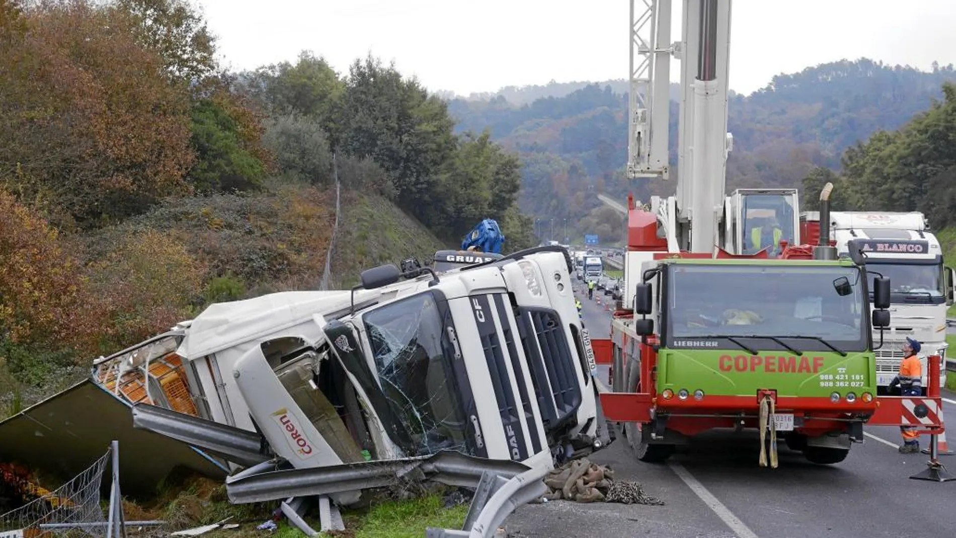 Un camión volcó en la madrugada del jueves al viernes tras salirse de la vía cuando circulaba por la A-52, a la altura de Toén (Ourense)