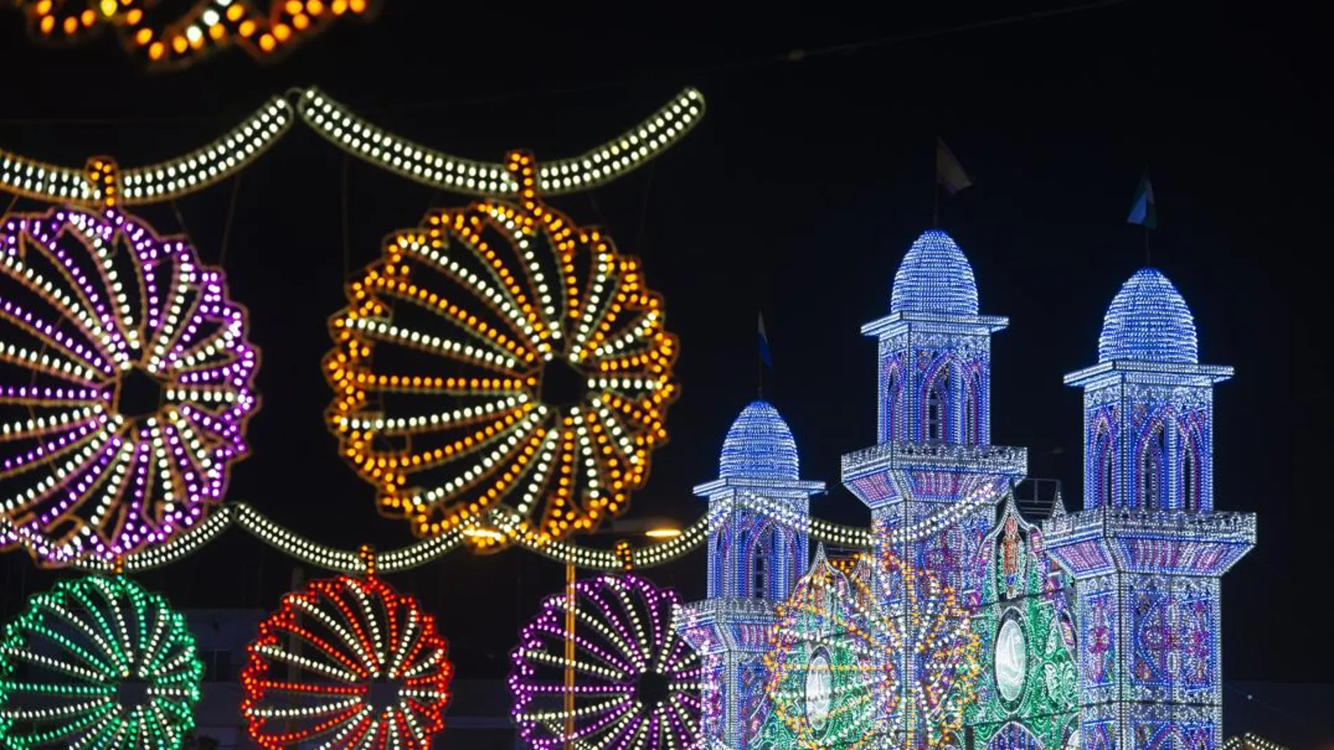 La Feria de Algeciras cuenta con 52 casetas, todas de puertas abiertas. La Portada del Real, por su parte, cuenta con 80.000 puntos de luz led