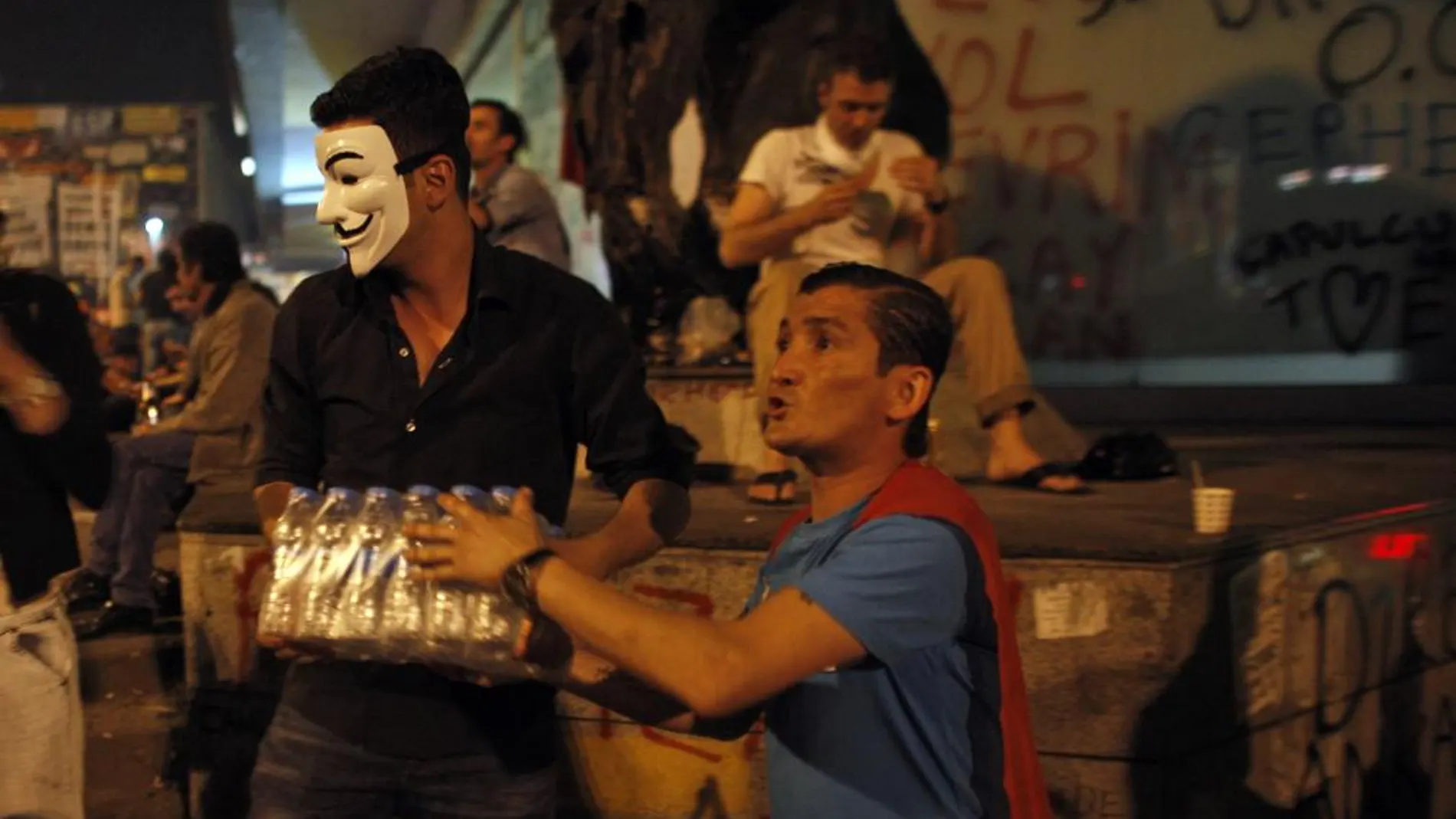 Los concentrados en el parque de Gezi se organizan para resistir