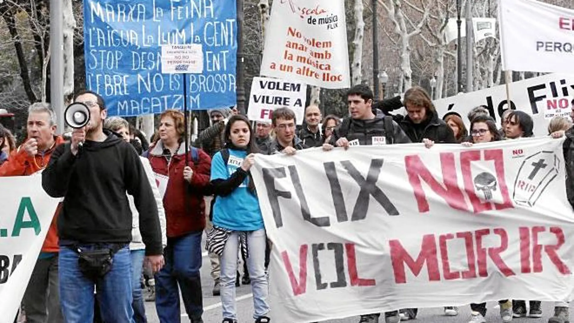 Imagen de la protesta de los vecinos de Flix, ayer, en la capital catalana