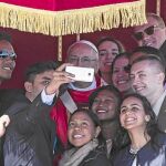 La misa del Domingo de Ramos concluyó con el Papa Francisco haciéndose «selfies» con los jóvenes