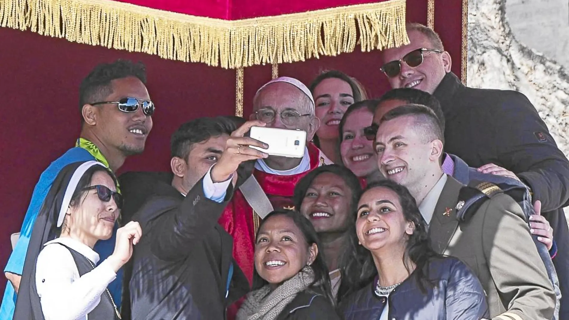 La misa del Domingo de Ramos concluyó con el Papa Francisco haciéndose «selfies» con los jóvenes