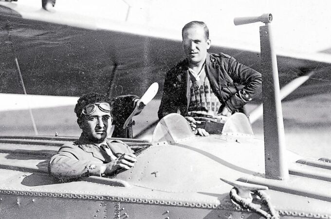 Piloto Ramón Franco al bordo de los mandos del hidroavión «Plus Ultra» 
