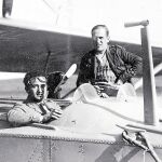 Ramón Franco (izquierda) realizó la travesía con escalas del Atlántico sur a los mandos del hidroavión «Plus Ultra» (en la imagen)