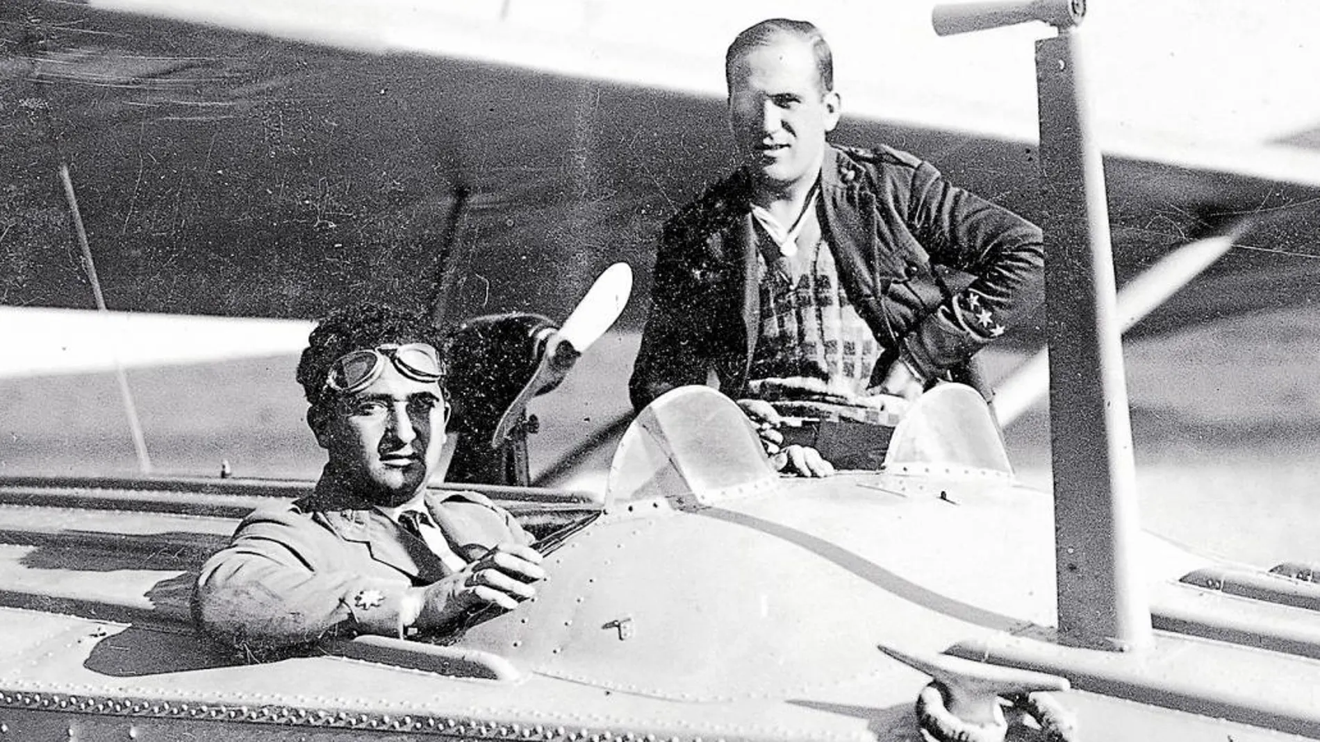 Ramón Franco (izquierda) realizó la travesía con escalas del Atlántico sur a los mandos del hidroavión «Plus Ultra» (en la imagen)