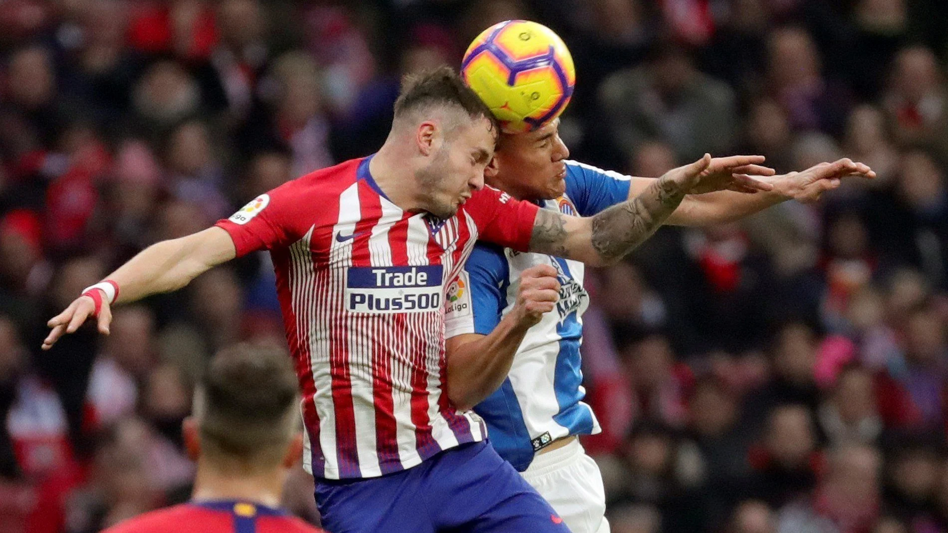 Saúl disputa un balón con un jugador del Espanyol