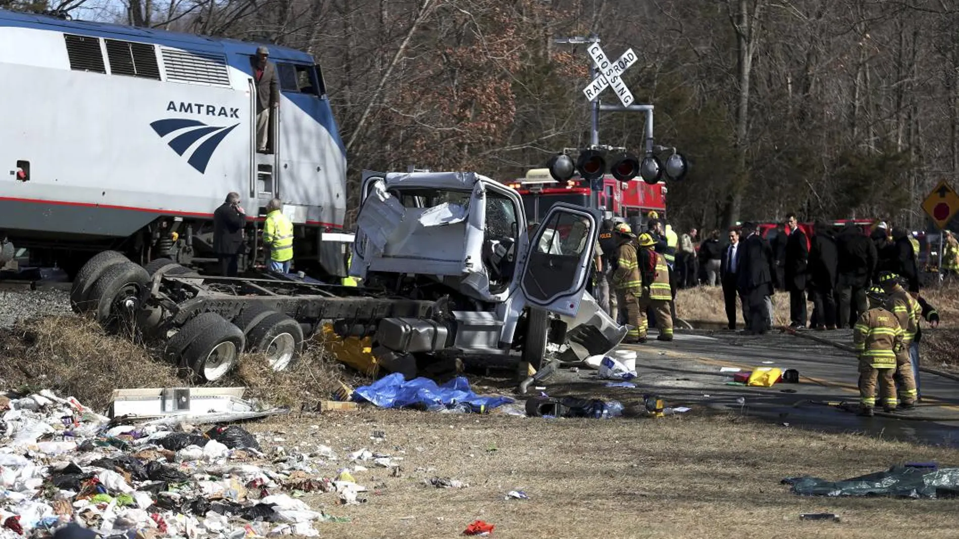 El personal de emergencia en el lugar del accidente/Ap