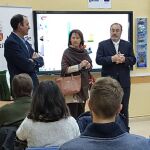 El consejero de Educación, Fernando Rey, y la directora general de Innovación, Pilar González, visitan a los participantes en el proyecto