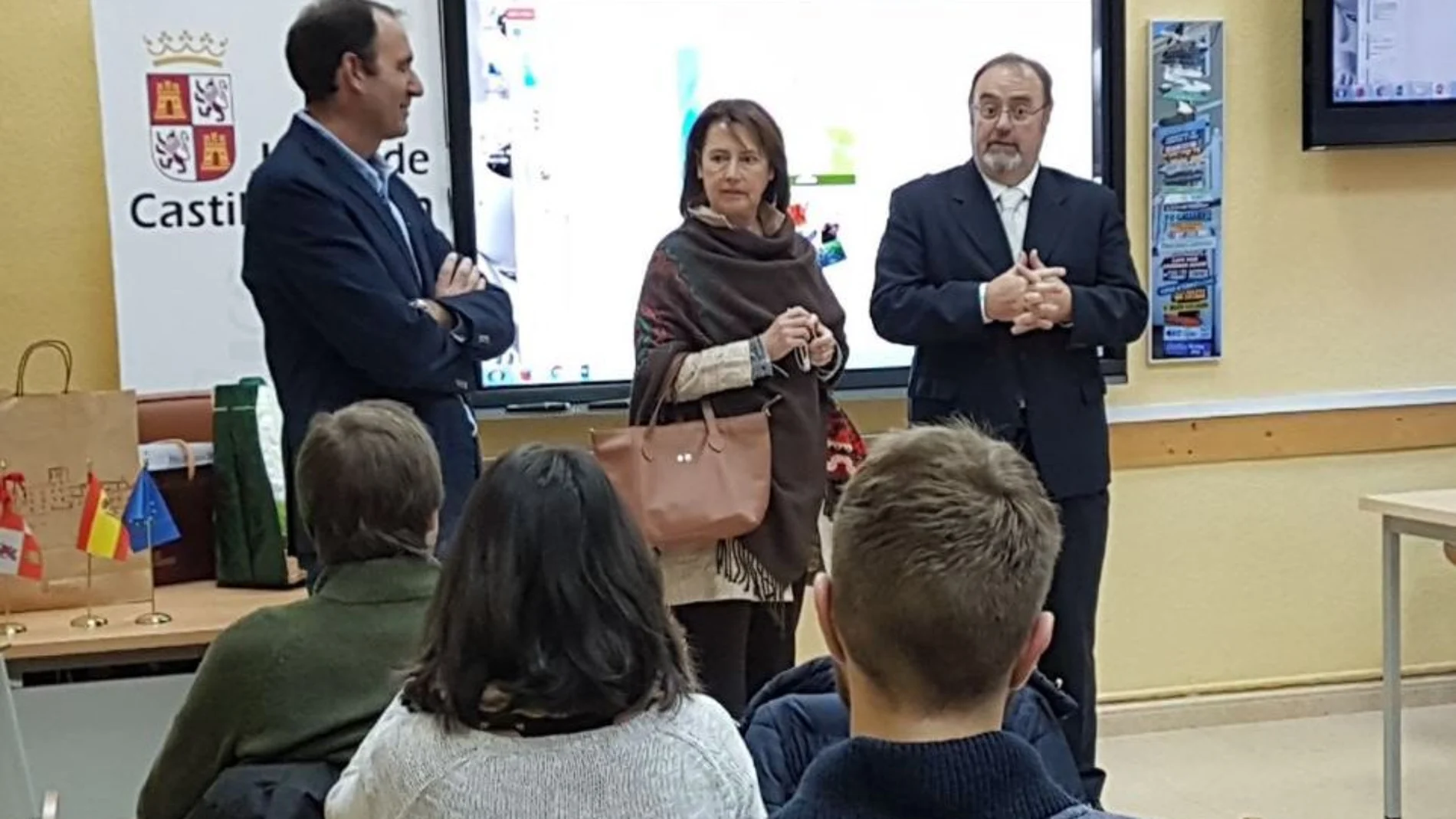 El consejero de Educación, Fernando Rey, y la directora general de Innovación, Pilar González, visitan a los participantes en el proyecto