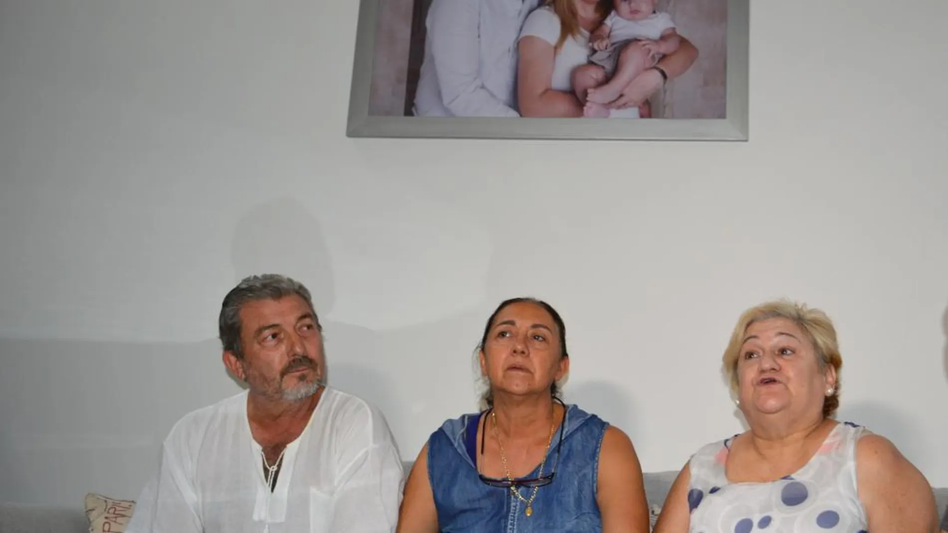 De izquierda a derecha, Jorge Fernández Villarreal y Adriana González, padres de Jorge Fernández, presunto homicida de su esposa, la española Pilar Garrido, y Rosa María Santamans Martín, madre de la española.