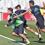 Kovacic conduce el balón en el entrenamiento de ayer del Madrid