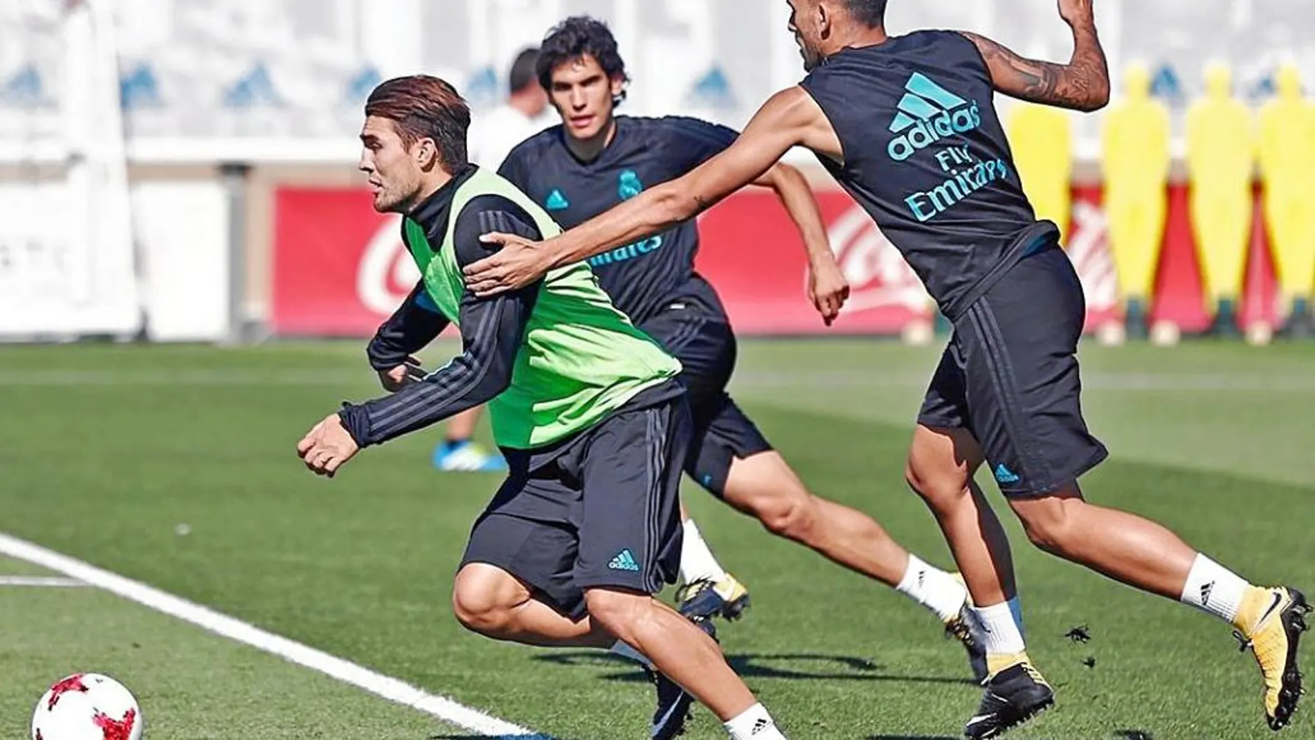 Kovacic conduce el balón en el entrenamiento de ayer del Madrid