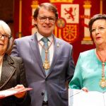 El alcalde de Salamanca, Alfonso Fernández Mañueco, entrega la Medalla de Oro de la ciudad a Isabel Villar y a Magdalena Hernández, presidenta de la Asociación de Familiares de Enfermos de Alzheimer