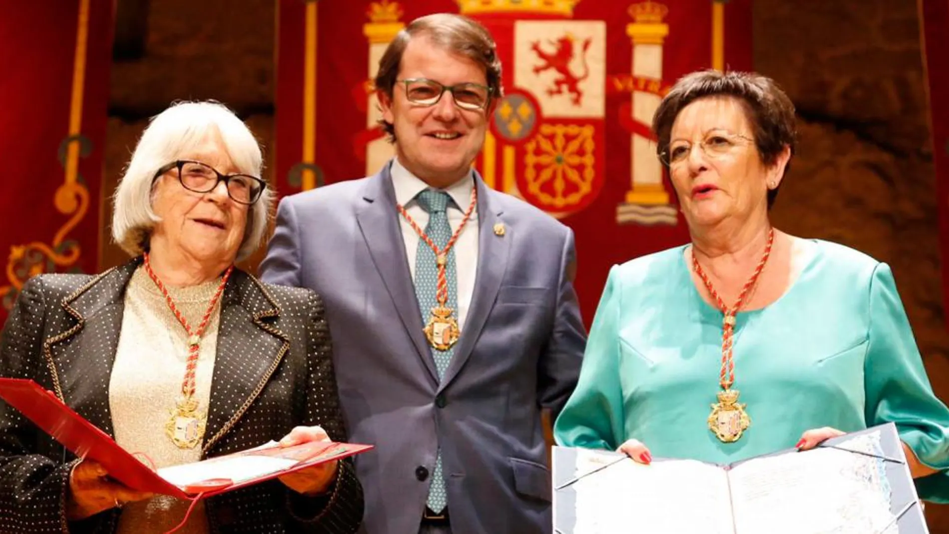 El alcalde de Salamanca, Alfonso Fernández Mañueco, entrega la Medalla de Oro de la ciudad a Isabel Villar y a Magdalena Hernández, presidenta de la Asociación de Familiares de Enfermos de Alzheimer