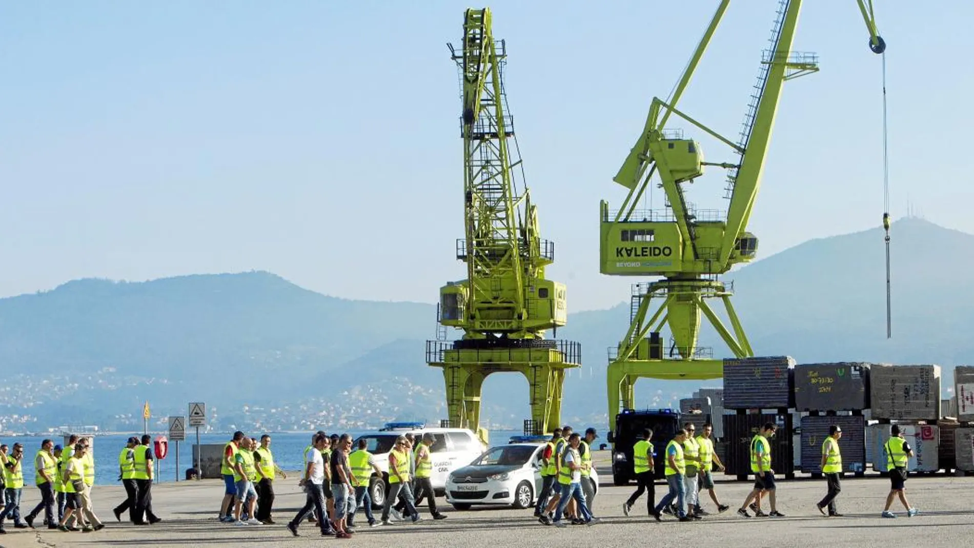 Varios estibadores del puerto de Vigo durante una de las jornadas de huelga de junio del pasado año