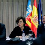 La vicepresidenta del Gobierno, Soraya Saénz de Santamaría, junto al Delegado de Gobierno, Juan Carlos Moragues y al secretario general y director de la Asociación Valenciana de Empresarios (AVE), Diego Loente/Efe