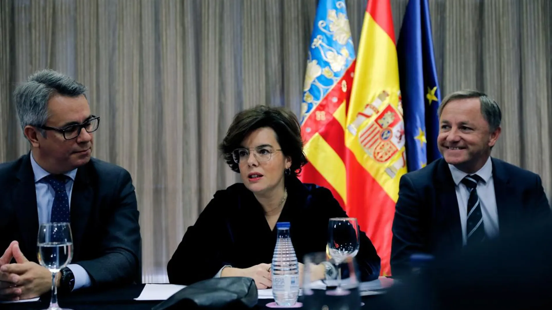 La vicepresidenta del Gobierno, Soraya Saénz de Santamaría, junto al Delegado de Gobierno, Juan Carlos Moragues y al secretario general y director de la Asociación Valenciana de Empresarios (AVE), Diego Loente/Efe