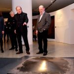 Herrera recorre la exposición junto al autor, la consejera García-Cirac y Juan Luis Arsuaga