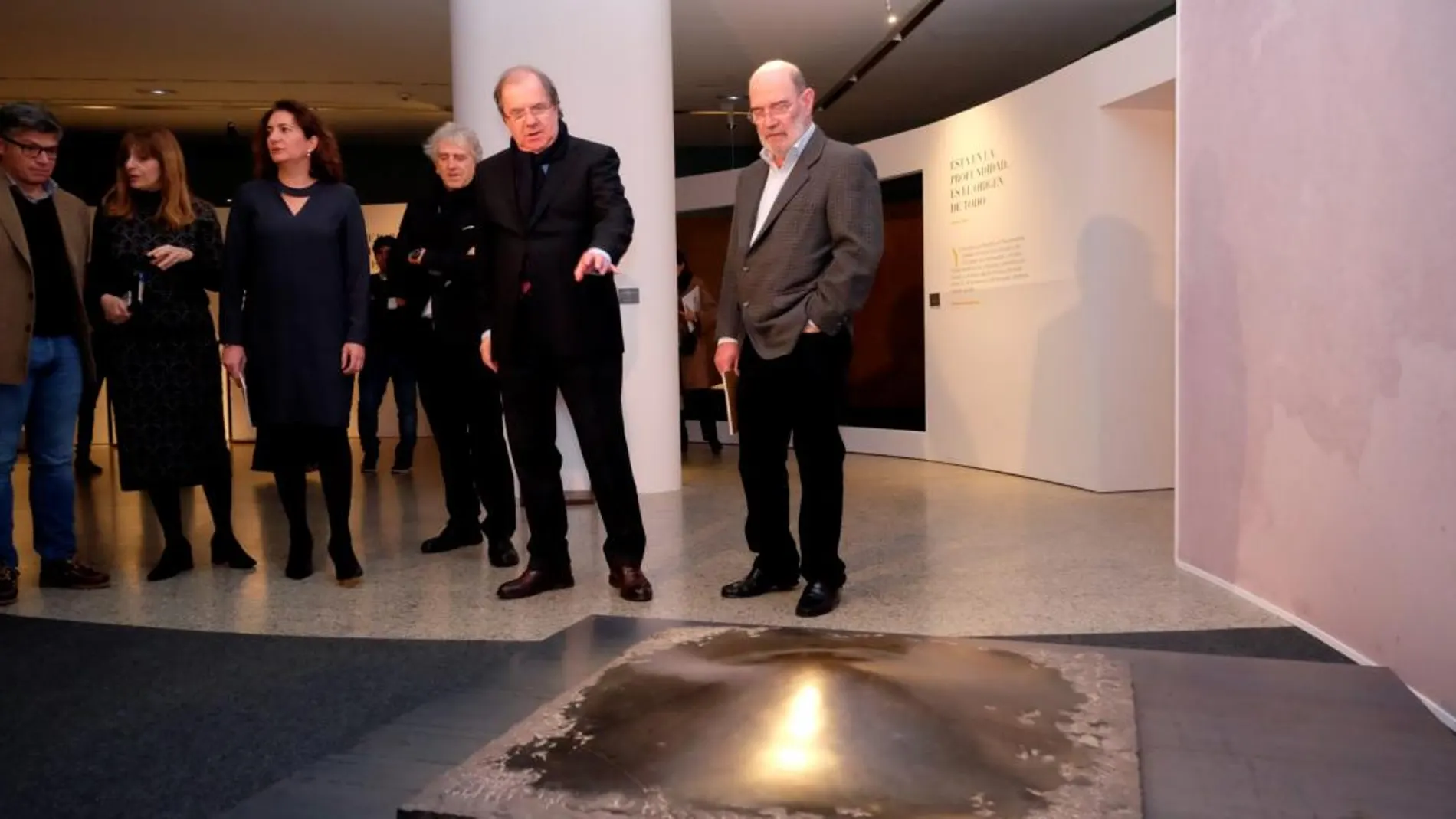 Herrera recorre la exposición junto al autor, la consejera García-Cirac y Juan Luis Arsuaga