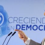El presidente del Gobierno y del PP, Mariano Rajoy, durante su intervención en clausura de la reunión interparlamentaria del PP
