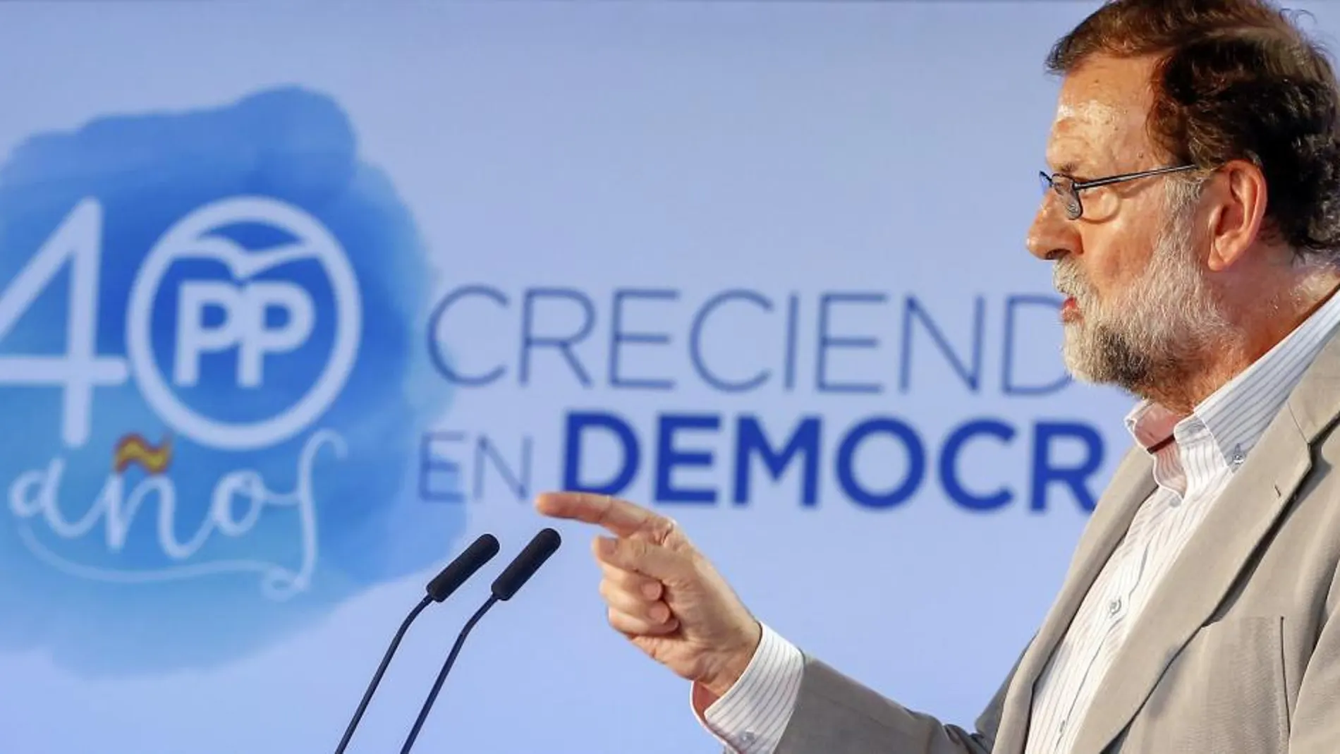 El presidente del Gobierno y del PP, Mariano Rajoy, durante su intervención en clausura de la reunión interparlamentaria del PP